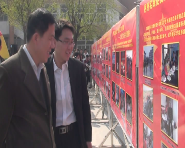 倪阳副院长与音坤副书记看展板